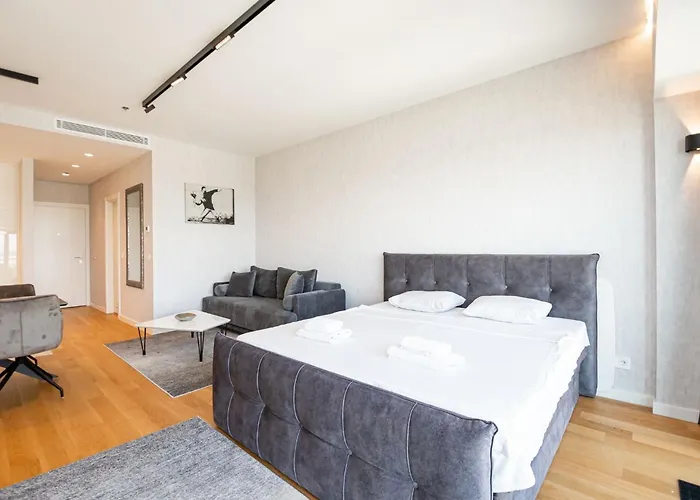 West Tower Luxury 公寓