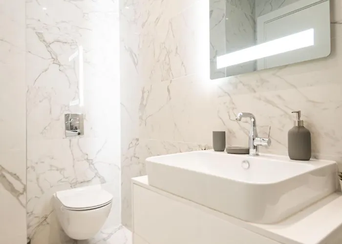 West Tower Luxury 公寓 *